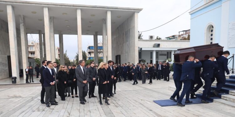 Κηδεία Πάνου Μαρινόπουλου: Συγγενείς και φίλοι αποχαιρέτησαν για τελευταία φορά τον επιχειρηματία