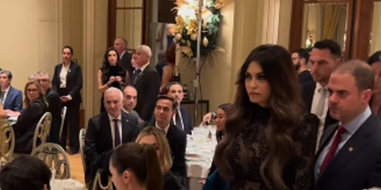 Dailymail: Η Κίμπερλι Γκιλφόιλ με μαύρη see through τουαλέτα που δίχασε τα social media – «Είναι σε εκδήλωση ή σε κλαμπ;»