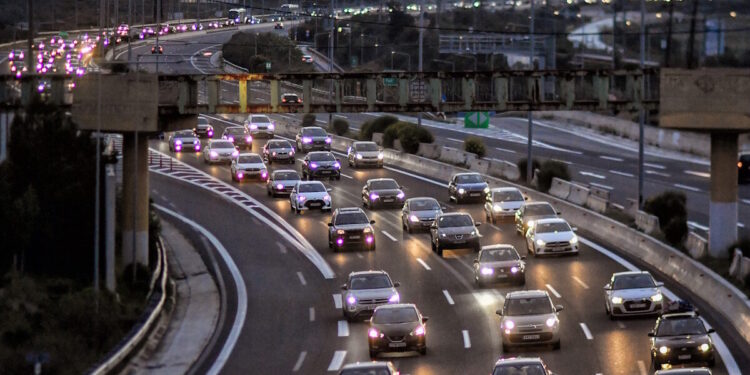 Κίνηση στους δρόμους: Κυκλοφοριακό κομφούζιο σε Κηφισό και κέντρο Αθήνας έφερε η βροχή