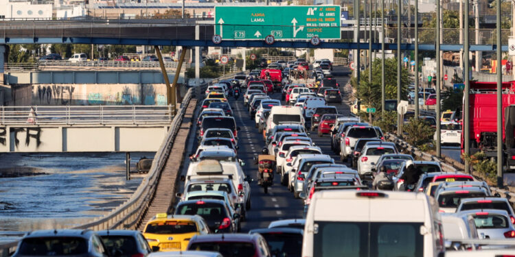 Κίνηση στους δρόμους: Στο κόκκινο Κηφισός, Κηφισίας, Κατεχάκη και Λεωφόρος Αθηνών – Μποτιλιάρισμα στην Αττική Οδό