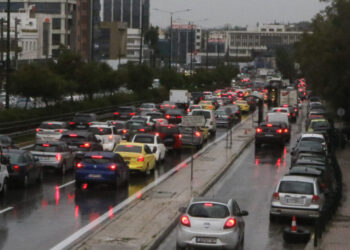 Κίνηση στους δρόμους: Βροχές και τροχαία παρέλυσαν Κηφισό, Ποσειδώνος και Αθηνών – Καθυστερήσεις και σε Αττική Οδό