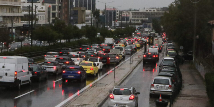 Κίνηση στους δρόμους: Βροχές και τροχαία παρέλυσαν Κηφισό, Ποσειδώνος και Αθηνών – Καθυστερήσεις και σε Αττική Οδό