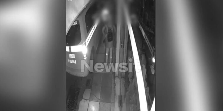 Κολωνός: Η στιγμή που φτάνει η αστυνομία μετά την εσκεμμένη παράσυρση του 22χρονου