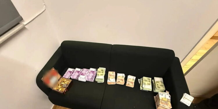 Αρνούνται τις κατηγορίες αρχηγός και υπαρχηγός του κυκλώματος «μαϊμού» – «Ο Σπύρος Μαρτίκας ήταν έτοιμος να καταπιεί δύο κουτιά χάπια» λέει η Βρισηίδα Ανδριώτου