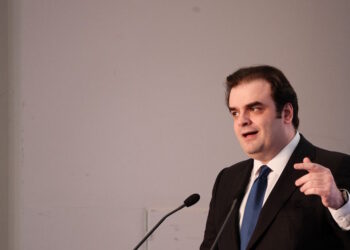 Πιερρακάκης: Στον πυρήνα της πολιτικής μας είναι η αφαίρεση εμποδίων για τις οικογένειες και τους νέους