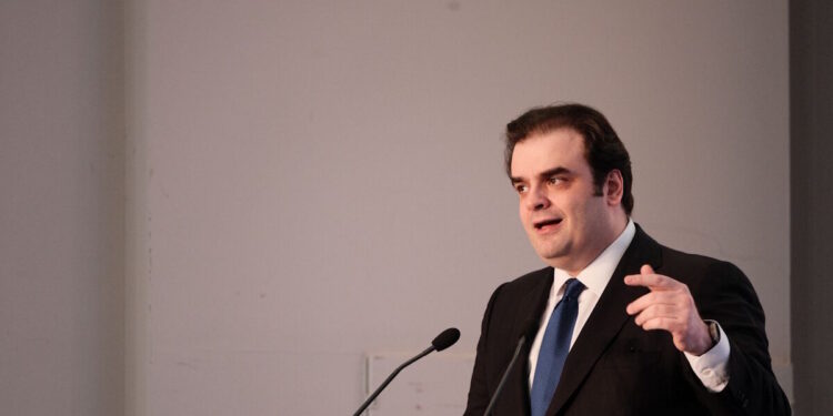 Πιερρακάκης: Στον πυρήνα της πολιτικής μας είναι η αφαίρεση εμποδίων για τις οικογένειες και τους νέους