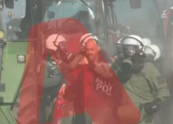 Λάρισα: Ένταση στο μπλόκο των αγροτών – Προσπάθησαν να «τουμπάρουν» όχημα της ΕΛ.ΑΣ