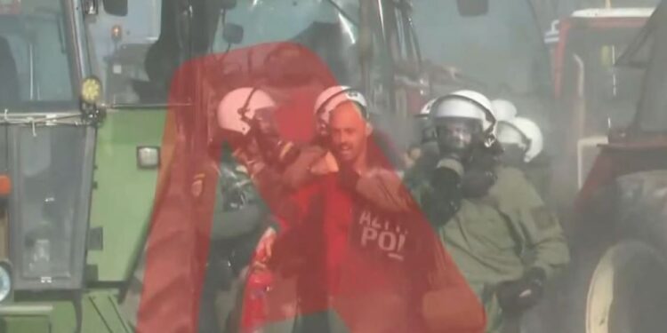 Λάρισα: Ένταση στο μπλόκο των αγροτών – Προσπάθησαν να «τουμπάρουν» όχημα της ΕΛ.ΑΣ