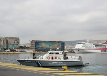 Αυτοκίνητο έπεσε στο λιμάνι του Πειραιά: Απεγκλωβίστηκε μόνος του ο 69χρονος οδηγός