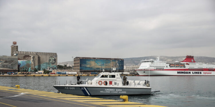 Αυτοκίνητο έπεσε στο λιμάνι του Πειραιά: Απεγκλωβίστηκε μόνος του ο 69χρονος οδηγός