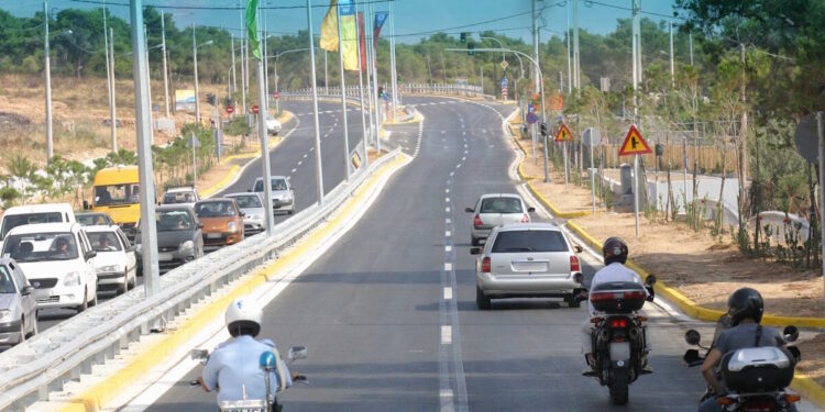 Οδηγός μηχανής πήγαινε με 162 χιλιόμετρα στη λεωφόρο Μαραθώνος και συνελήφθη