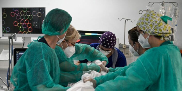 ΕΟΔΥ: 12 νεκροί και 138 εισαγωγές από κορονοϊό την τελευταία εβδομάδα