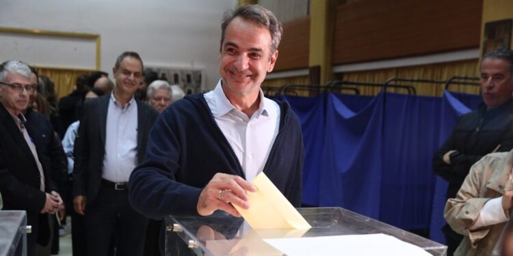 Ο Κυριάκος Μητσοτάκης ψήφισε μαζί με το γιο του στις εσωκομματικές εκλογές της ΝΔ: «Γέμισαν οι κάλπες»
