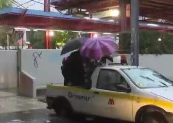 Κακοκαιρία Adel: Πλημμύρισε ο δρόμος στον σταθμό του ηλεκτρικού στο Μοσχάτο και μετέφεραν πολίτες με καρότσα φορτηγού