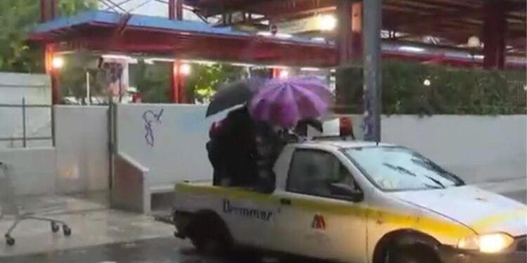 Κακοκαιρία Adel: Πλημμύρισε ο δρόμος στον σταθμό του ηλεκτρικού στο Μοσχάτο και μετέφεραν πολίτες με καρότσα φορτηγού