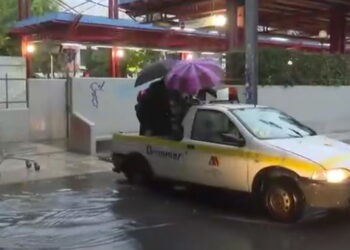 Κακοκαιρία Adel: Πλημμύρισε ο δρόμος στον σταθμό του ηλεκτρικού στο Μοσχάτο και μετέφεραν πολίτες σε καρότσα φορτηγού