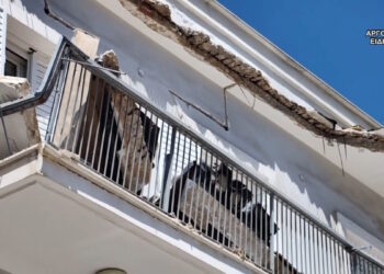 Πανικός στο Άργος: Κατέρρευσε τμήμα μπαλκονιού και πλάκωσε 50χρονη