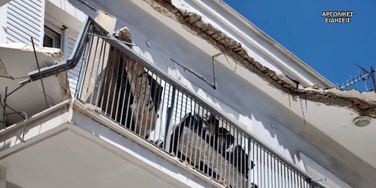 Πανικός στο Άργος: Κατέρρευσε τμήμα μπαλκονιού και πλάκωσε 50χρονη