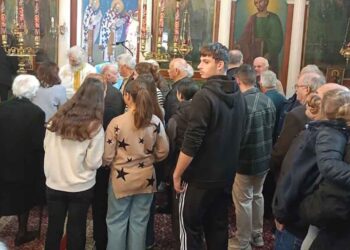 Πρώτη θεία λειτουργία του πατρός Αμφιλοχίου Σταμουλακάτου στον Ιερό Ναό Αγίου Νικολάου Μπαμπίνης (φωτο)