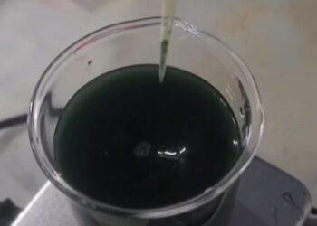 Μπλε μέλι: Η ελληνική καινοτομία που ξετρελαίνει τους τουρίστες και ταξιδεύει στον κόσμο