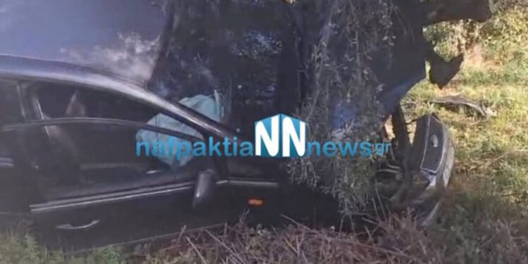 Ναύπακτος: Τροχαίο με αυτοκίνητο να «καρφώνεται» σε ελιά