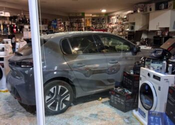 Ναύπλιο: Αυτοκίνητο «μπούκαρε» σε κατάστημα ηλεκτρικών ειδών – Απίστευτες εικόνες