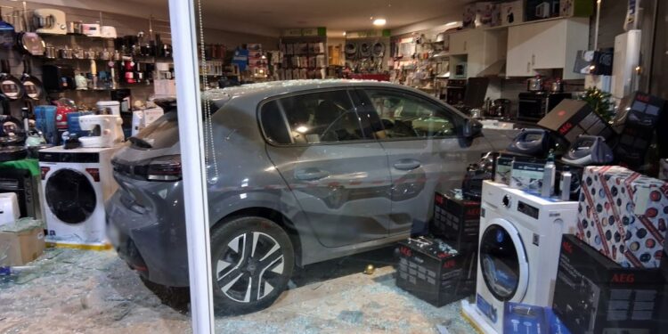 Ναύπλιο: Αυτοκίνητο «μπούκαρε» σε κατάστημα ηλεκτρικών ειδών – Απίστευτες εικόνες