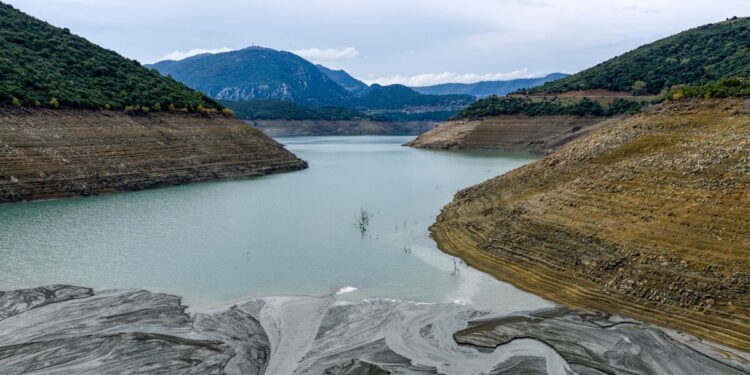 Να μπει σε «έκτακτη ανάγκη» η Αττική για τη λειψυδρία εισηγείται η ΡΑΑΕΥ – «Ναι» και για το Μεγανήσι Λευκάδας