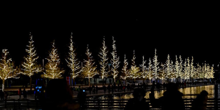 Το Ίδρυμα Σταύρος Νιάρχος «φόρεσε» τα χριστουγεννιάτικά του: Φωταγώγηση δέντρου, μουσική και εκδηλώσεις για την εορταστική περίοδο