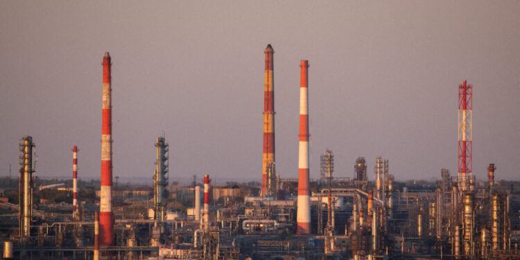 Tι σημαίνει για την παγκόσμια αγορά πετρελαίου η έναρξη των αμερικανικών κυρώσεων στις ρωσικές εισαγωγές