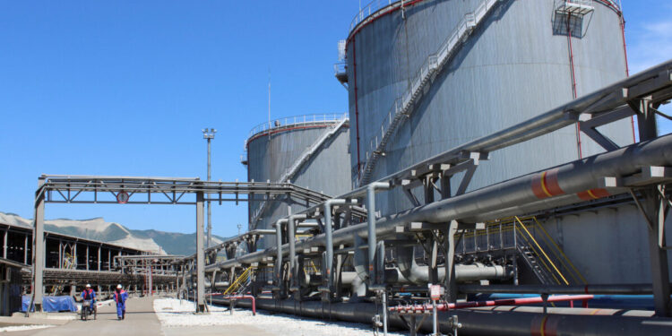 Η ροή του ρωσικού πετρελαίου μειώνεται και οι τιμές υποχωρούν