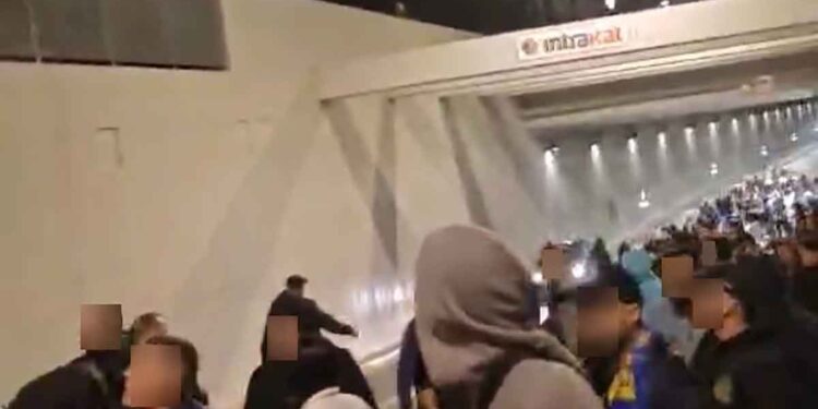 Επίθεση με γυάλινα μπουκάλια καταγγέλλουν Αγρινιώτες μετά το ΑΕΚ – Παναιτωλικός (video)