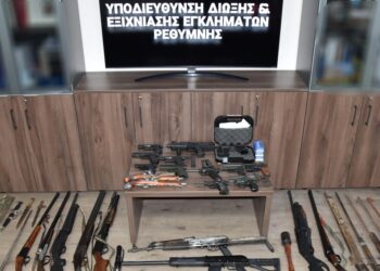 Ρέθυμνο: Είχαν μετατρέψει το σπίτι τους σε οπλοστάσιο – Χειροπέδες σε 5 άτομα