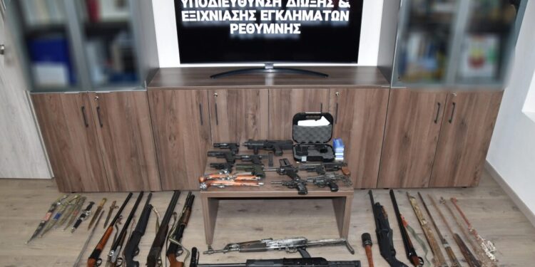 Ρέθυμνο: Είχαν μετατρέψει το σπίτι τους σε οπλοστάσιο – Χειροπέδες σε 5 άτομα