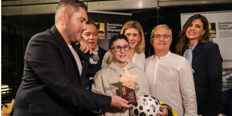 Λαμπερή εκδήλωση της ΠΕΠΙΕΘ και του Cpt Dr. Γιώργου Βάλλη: Οι τιμητικές πλακέτες στους αφανείς ήρωες της καθημερινότητας