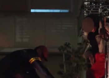 Περιστέρι: Διαμέρισμα άρπαξε φωτιά – Καρέ καρέ ο απεγκλωβισμός ηλικιωμένων