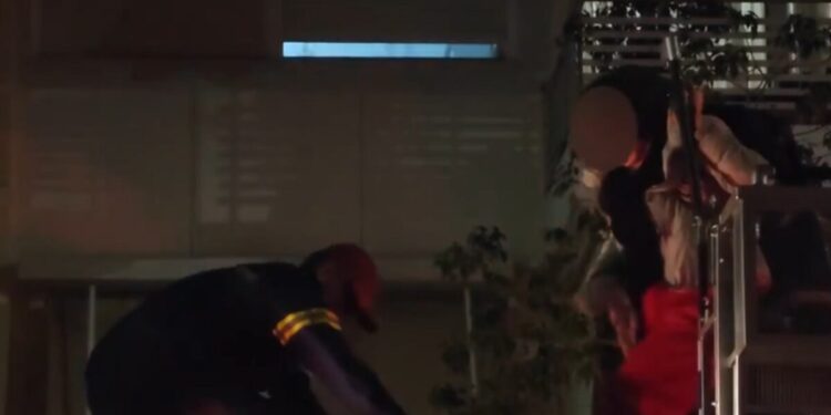 Περιστέρι: Διαμέρισμα άρπαξε φωτιά – Καρέ καρέ ο απεγκλωβισμός ηλικιωμένων