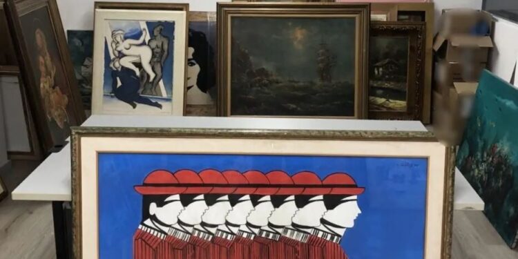 Ελεύθεροι αφέθηκαν ο πρώην καθηγητής σε σχολή της ΕΛ.ΑΣ. και ο σύμβουλος επιχειρήσεων ο δικηγόρος για τους πλαστούς πίνακες