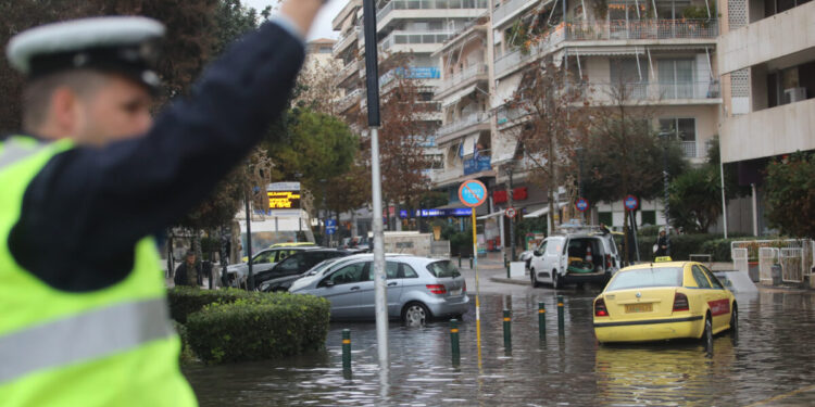 Κακοκαιρία Adel: Καταιγίδες, κεραυνοί και χαλάζι σφυροκοπούν την Αττική – Πλημμύρισαν δρόμοι και ξεριζώθηκαν δέντρα