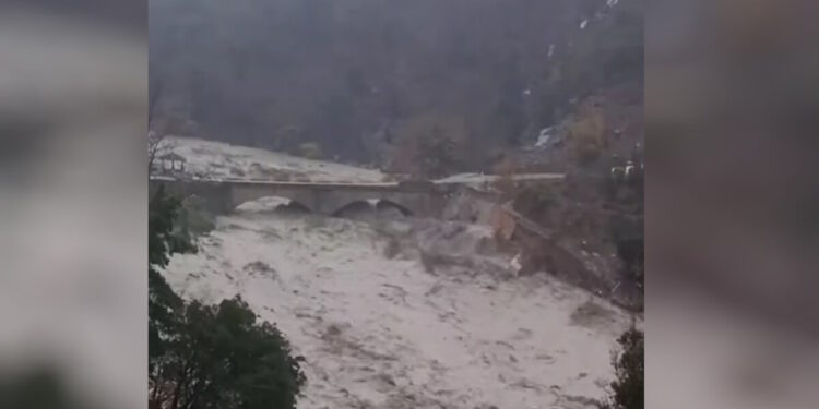 Κακοκαιρία: Βιβλική καταστροφή από τις πλημμύρες σε Ιόνιο και Ήπειρο – «Ποτάμια» οι δρόμοι, κατολισθήσεις και διακοπές ρεύματος