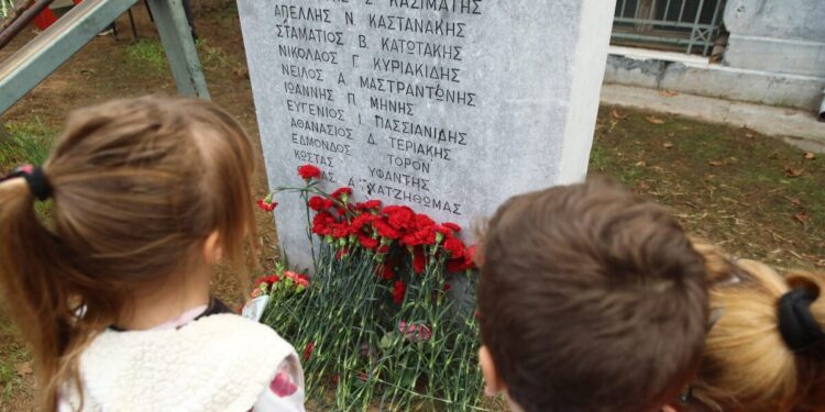 Πολυτεχνείο: Μικροί και μεγάλοι απέτισαν φόρο τιμής στους νεκρούς – Δείτε εικόνες