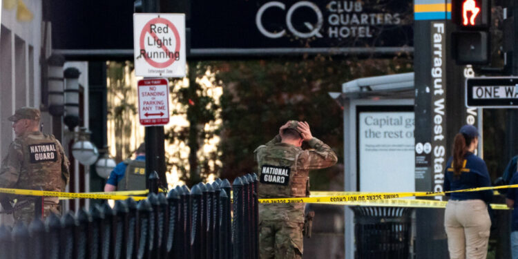 Λευκός Οίκος: Εργαζόμενος της Amazon, συνεργάτης της CIA και του αμερικανικού στρατού ο Αφγανός ύποπτος για τους πυροβολισμούς