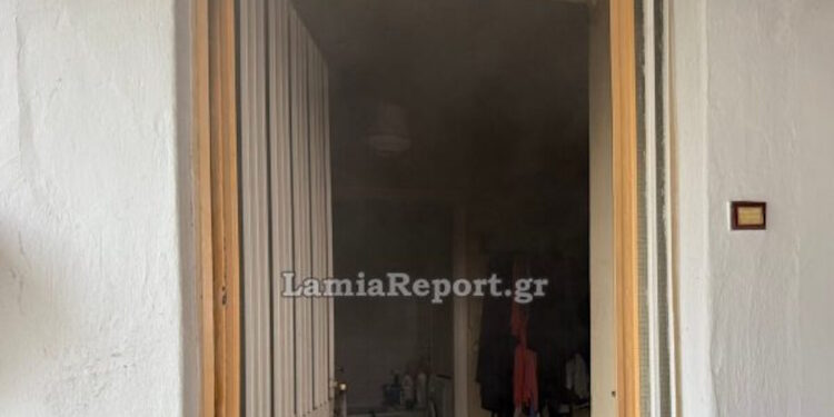 Φωτιά στη Λαμία: Απεγκλώβισαν ηλικιωμένη μέσα από το σπίτι της