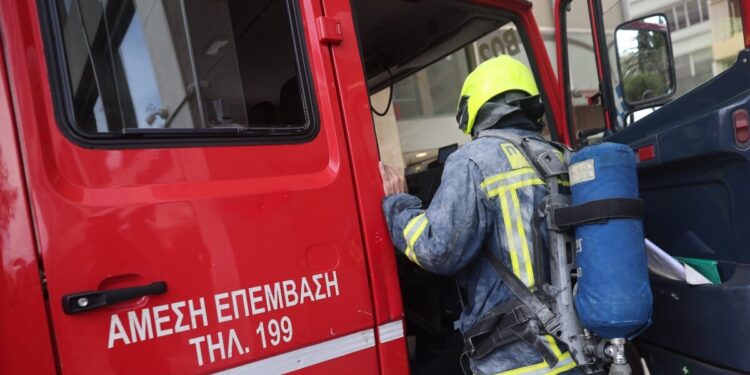 Έκρηξη σε συνεργείο αυτοκινήτων στον Νέο Κόσμο: Ξέσπασε φωτιά και κάηκαν αυτοκίνητα