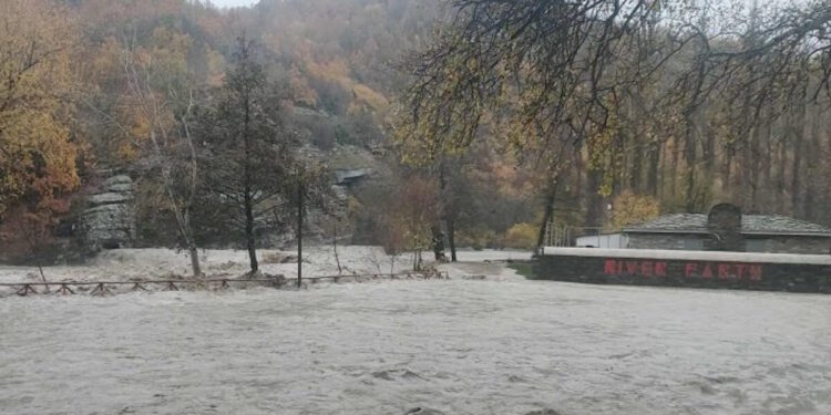 Καστοριά: Υπερχείλισε ο ποταμός Αλιάκμονας – Εκτεταμένες οι ζημιές στο Νεστόριο και στο River Party