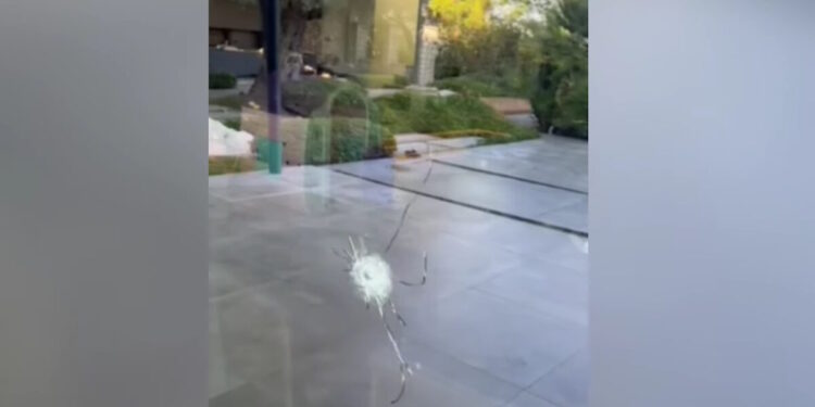 Ρόδος: Έτσι «γάζωσαν» με σφαίρες το σπίτι επιχειρηματία τη στιγμή που βρισκόταν μέσα με την οικογένειά του