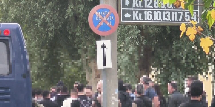 Απολογούνται τα 20 μέλη της εγκληματικής οργάνωσης Ρομά που εξαπατούσε πολίτες – Ελεύθερη με περιοριστικούς όρους η πρώην αθλήτρια