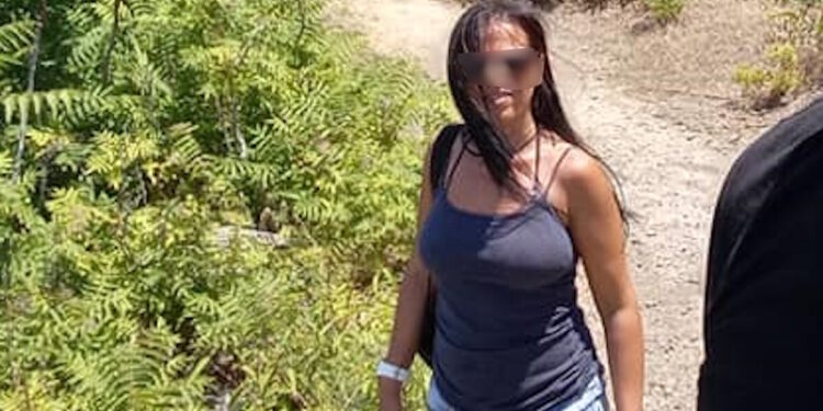 Σαλαμίνα: Ξεσπά η κόρη της 75χρονης – «Η νύφη δεν μπορούσε να κουνήσει το χέρι της μια μέρα μετά τη δολοφονία, έλεγε ότι έχει αυτοάνοσο»