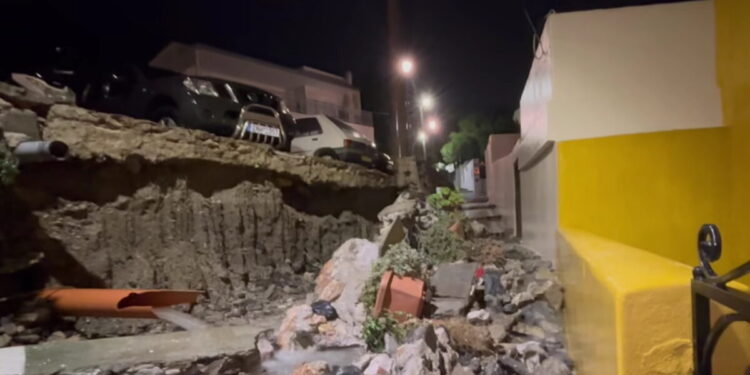 Κακοκαιρία Adel: Προβλήματα και στη Σαντορίνη – Κατέρρευσε τοιχίο, πλημμύρισαν σπίτια