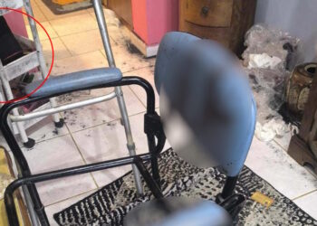 Σαλαμίνα: Φωτογραφία ντοκουμέντο από το σπίτι της 75χρονης – Η ματωμένη καρέκλα και το έπιπλο με τα κρυμμένα χρήματα